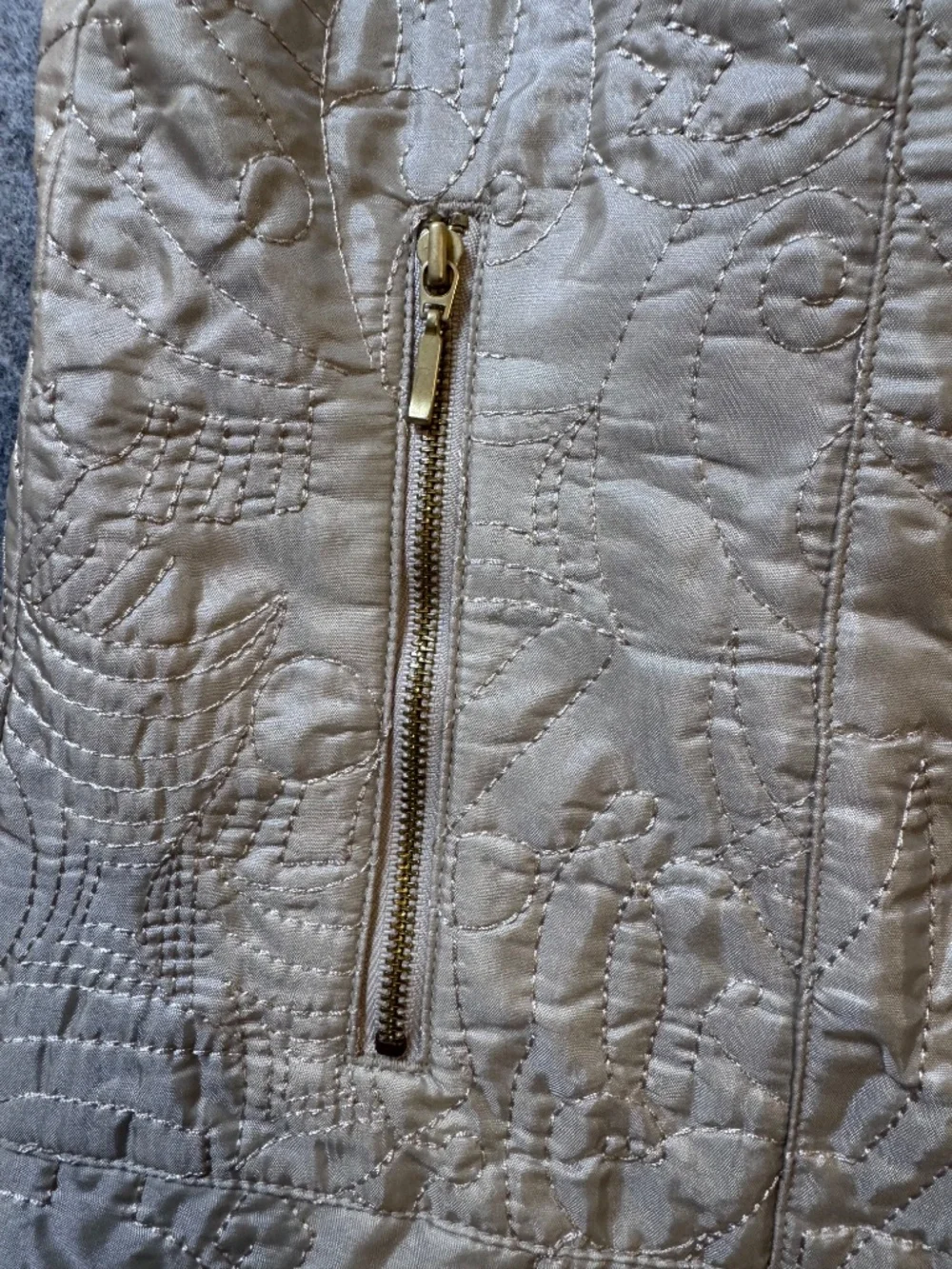 Zenergy by Chico’s Quilted Vest Beige Champagne Metallic Zip Front Size 1 - Picture 5 of 11